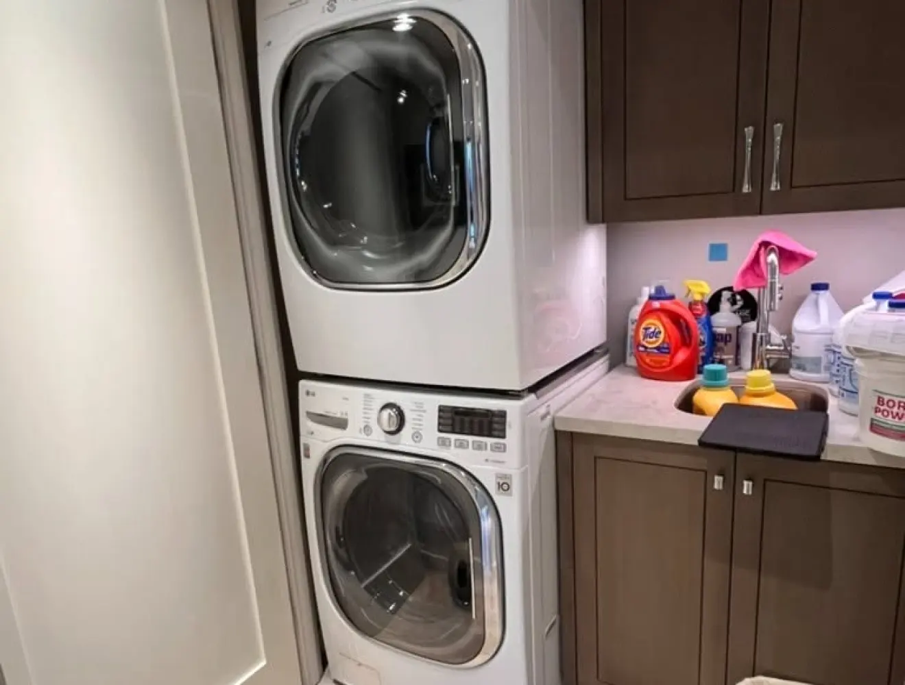 A stacked washing machine and tumble dryer