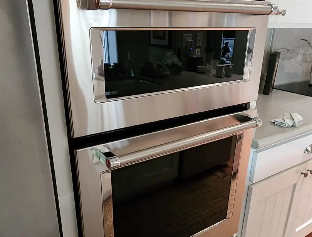 A built-in double electric oven